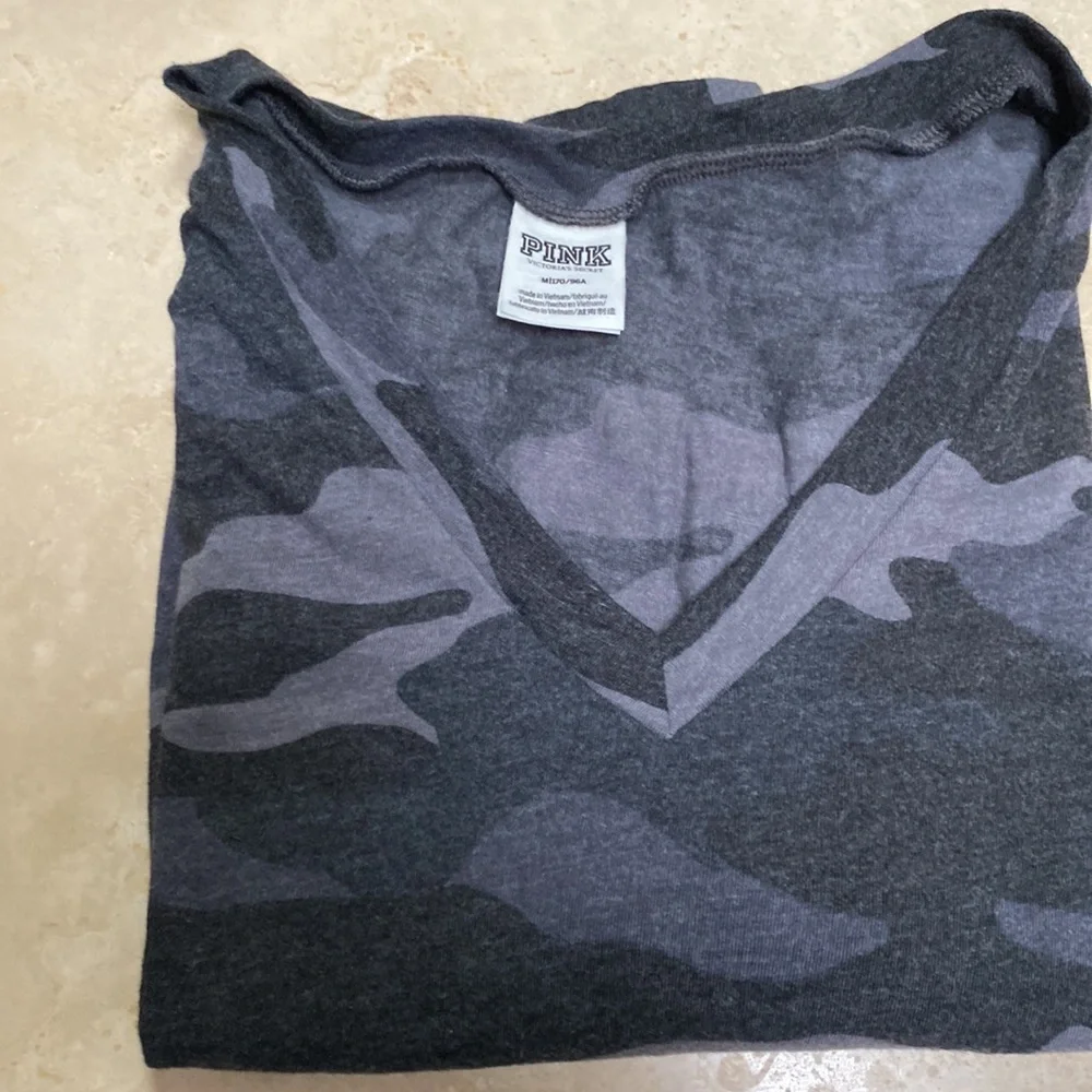 VS PINK V Neck Tee Size Medium - Picture 5 of 5